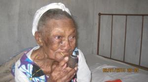 le donne anziane fumano la pipa